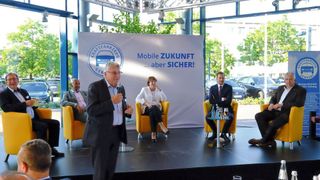 Präsident Ralf Herrmannsdorf (vorne) stellt die Podiumsrunde vor: (v. l.) Prof. Antonio Hurtado, VDA-Präsidentin Hildegard Müller, Sachsens Ministerpräsident Michael Kretschmer und Michael Schneider, Vizepräsident des Landesverbands.  (Bild: Zietz – VCG)