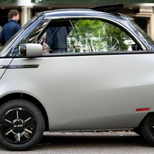 Zu Gunsten der Sicherheit wurde der Microlino noch einmal komplett überarbeitet (siehe nächstes Bild). Während das Original mit 10 Zoll kleinen Rädern auskommen musste, steht der Microlino immer auf 13-Zöllern.(Bild:  Micro Mobility Systems)