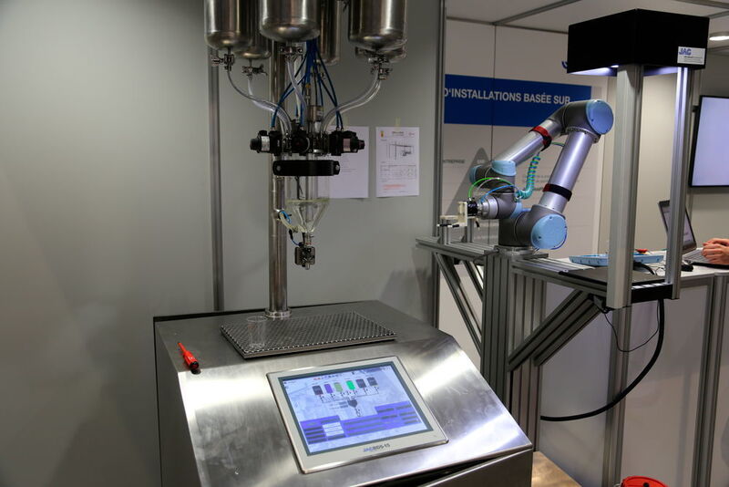Ici une machine se charge de préparer des cocktails sur écran et aussi en vrai avec l'aide d'un robot. (JR Gonthier)