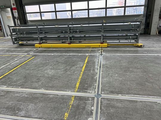 Bodenbündiges „LOXrail“-Schienensystem mit kundenspezifischen Transportwagen für Lastaufnahmen bis zu 5 Tonnen.(Bild:  Losyco)