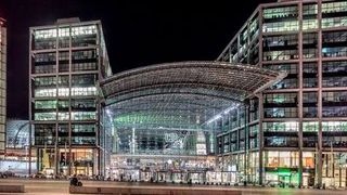 Berlins Hauptbahnhof strahlt bei Nacht: Da sich LED-Lichtanlagen gut als Träger für Sensoren für die Gebäudeautomatisierung eignen, plant die „IoT-Ready Alliance“ die Entwicklung von Standards zur Nachrüstung von LED-Leuchten mit IoT-Technik.  (Bild: gemeinfrei)