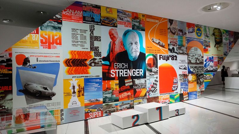 Dass Porsche schon immer fest mit dem Motorsport verbunden ist, demonstriert diese Wand im Museum. (Bild: Dominsky – VCG)