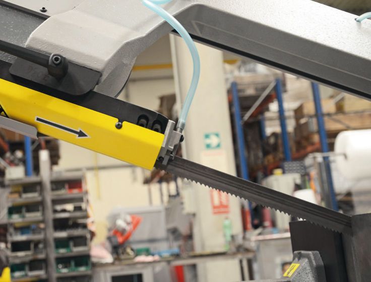 Aufgrund des einstellbaren Führungsarms, kann die Sägebandführung bei der Easycut 275.230 DG von Bomar stets so nahe wie möglich zum Material gestellt werden. (Bild: Bomar)