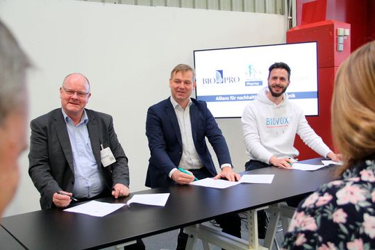 Bei der Unterzeichnung: (v.l.n.r.) Professor Dr. Ralf Kindervater (Geschäftsführer der Biopro Baden-Württemberg GmbH), Dr. Jörg Traub (Geschäftsführer des Forum Medtech Pharma e.V.) und Dr. Julian Lotz (Gründer von Biovox Connect). Bei der Unterzeichnung: (v.l.n.r.) Professor Dr. Ralf Kindervater (Geschäftsführer der Biopro Baden-Württemberg GmbH), Dr. Jörg Traub (Geschäftsführer des Forum Medtech Pharma e.V.) und Dr. Julian Lotz (Gründer von Biovox Connect).