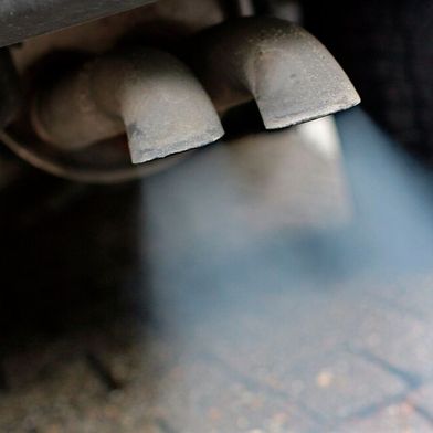 In der sogenannten VW-Dieselaffäre sind vor Kurzem die ersten Urteile gefällt worden, auch wenn diese noch nicht rechtskräftig sind. Zwei Angeklagte müssen ins Gefängnis, zwei sind auf Bewährung. Doch es ist noch lang nicht Schluss mit der Untersuchung. (Bild: S. Järgens)