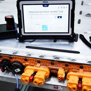 Mithilfe des „Battery Connector“ (links des Tablet-PC) können Werkstätten Antriebsbatterien sowohl im ein-, wie auch im ausgebauten Zustand direkt diagnostizieren.(Bild:  Mahle)
