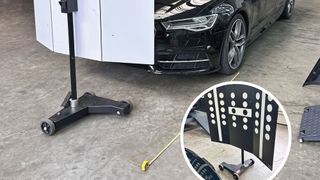 Fahrerassistenzsysteme gehören kalibriert, etwa nach einem Scheibentausch. Wer das fahrlässig macht, begeht Betrug und spielt mit dem Leben anderer. (Bild: Dominsky – VCG)