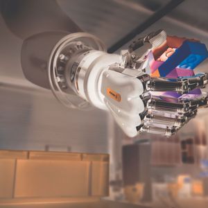 In der humanoiden Robotik liegen große Chancen. Schunk zeigt in Hannover die 5-Finger-Greifhand SVH für die humanoide Robotik.(Bild:  Schunk)