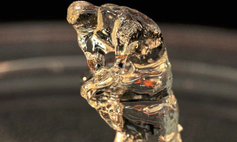 Das Team hat eine wenige Zentimeter hohe Version von Auguste Rodins Skulptur „Der Denker“ nachgebaut. Der Belichtungsprozess dafür dauerte etwa zwei Minuten.  (UC Berkeley / Stephen McNally)