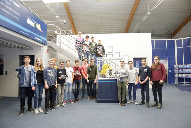 17 hochmotivierte Schülerinnen und Schüler des Hölderlin-Gymnasiums Lauffen nahmen an der SCHUNK Robot Competition teil.   (Schunk)