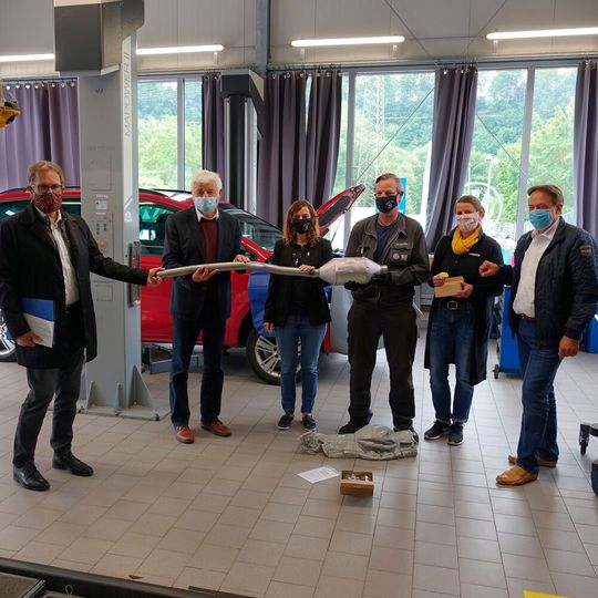 Große SCR-Expertenrunde in Ludwigsburg: (v. li.) Konrad Seigfried (Bürgermeister Ludwigsburg), Wolfgang Reimer (Regierungspräsident Stuttgart), Petra Tschirner und Mitarbeiter (Autohaus Tschirner & Fuchs), Petra Haas (Oberland-Mangold) und Torsten Treiber (Obermeister Kfz-Innung Stuttgart). Große SCR-Expertenrunde in Ludwigsburg: (v. li.) Konrad Seigfried (Bürgermeister Ludwigsburg), Wolfgang Reimer (Regierungspräsident Stuttgart), Petra Tschirner und Mitarbeiter (Autohaus Tschirner & Fuchs), Petra Haas (Oberland-Mangold) und Torsten Treiber (Obermeister Kfz-Innung Stuttgart).