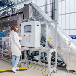 Wird strombasierter Heißdampf anstelle von Heißluft für industrielle Trocknungsprozesse genutzt, kann der Energiebedarf drastisch gesenkt werden.(Bild:  Fraunhofer IGB)