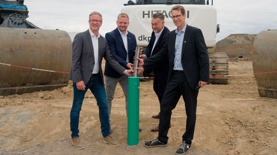 (von links): Axel Georg (List Bau), Jan Regenhardt (Sitemanager, Wolfenbüttel, DP World), Ivica Lukanic (Bürgermeister Wolfenbüttel) und Michael Pohl (MD Chemicals, DP World) beim symbolischen Baubeginn(Bild:  DP World)