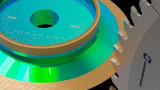 Mit dem Dragonfly-Werkzeugsystem will Lach Diamant die Bearbeitung von Kreissägeblättern auf ein neues Machbarkeitsniveau heben. Ihr speziell entwickeltes Trägersystem erlaubt etwa das Schleifen an bisher unzugänglichen Sägeblattbereichen. Zu sehen im Rahmen der EMO 2019. (Lach Diamant)