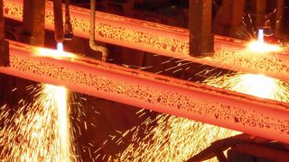 Mit dem BTS Infrarot-Temperatursensor lassen sich aus sicherer Entfernung berührungslos und rückwirkungsfrei heiße Objekte erfassen.  (Balluff)