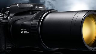 Das lichtstarke Nikkor-Objektiv der Nikon Coolpix P1000 soll für scharfe Bilder bei schwachen Lichtverhältnissen sorgen. (Nikon)