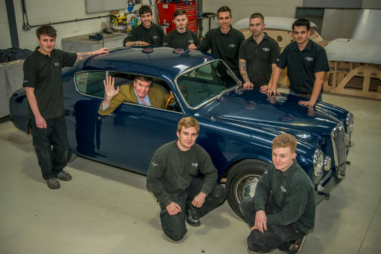Die Anstrengung hat sich gelohnt: Die Auszubildenden  von Classic Motor Cars haben einen Lancia Aurelia von Grund auf restauriert. Nun gehört den Nachwuchskräften auch ein Teil des Unternehmens. (CMC)