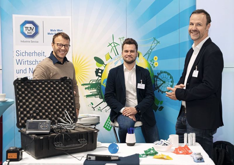 Gute Laune auch am Stand des TÜV Süd.  (Bild: VCG)