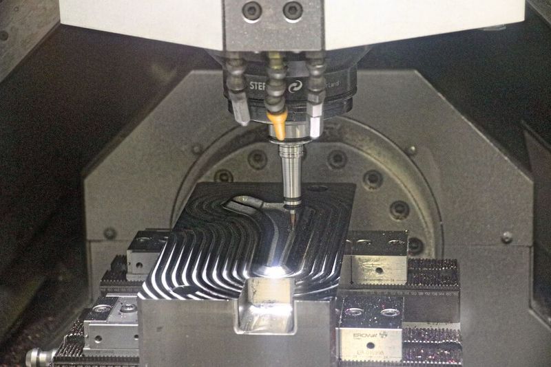 Auch die Zerspanung der Schmiedegesenke ist hochautomatisiert. Die prozesssicheren NC-Programme fürs Hartfräsen entstehen mithilfe des Hypermill Automation Center von Open Mind. (Bild: Open Mind)