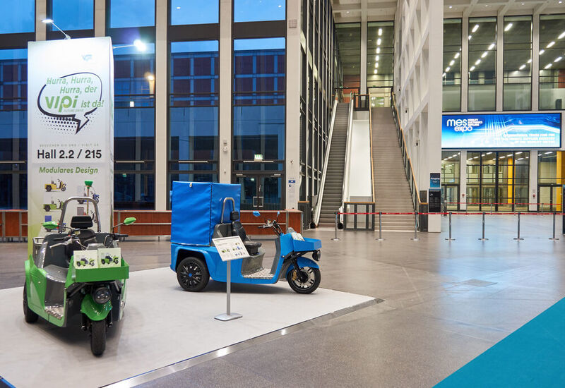 Mit mehreren Fahrzeugen ihres Vipi vertreten war die Rosenheimer Firma VIP-Virant auf der MES Expo 2019 sowohl im Eingangsbereich als auch in der Halle.  (Elektronikpraxis/Richard Oed)