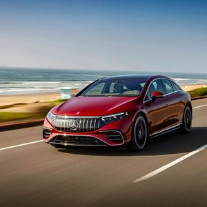 Mit dem optionalen Dynamic-Plus-Paket kann die AMG-Version des EQS bis 250 km/h schnell fahren.(Bild:  Mercedes-Benz)