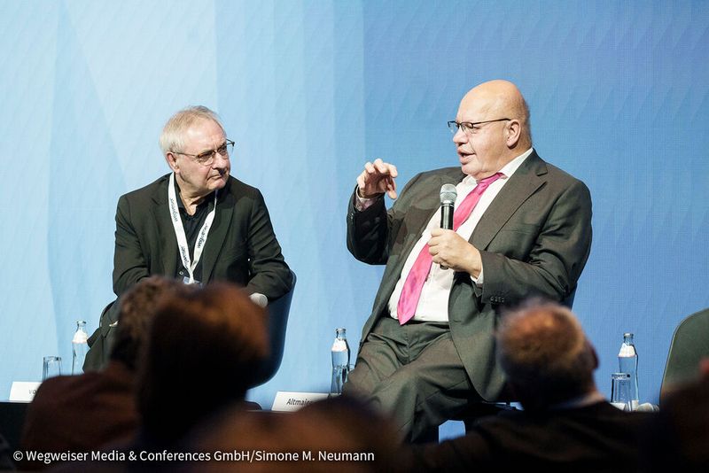 Prof. Dr. Dr. Wilfried von Eiff, Kongresspräsident des BKK und Leiter des Centrums für Krankenhaus-Management (v. l. ) und Peter Altmeier, Bundesminister a. D. und Beiratsvorsitzender von Wegweiser.  (Bild: © Wegweiser Media & Conferences GmbH / Simone M. Neumann)