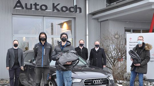 Großer Bahnhof für den Helfer: Dieser Audi  A6 Avand 3.0 TDI zog einen Lkw einen schneeglatten Hang hinauf und machte damit eine Bundesstraße frei.(Bild:  Koch Automobile)
