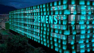 Concentrated work! In times of instability in supply and demand, according to Siemens, it is not efficient for manufacturers to program each PLC individually and manually. Siemens has now managed to have this done centrally. (Image:Siemens)