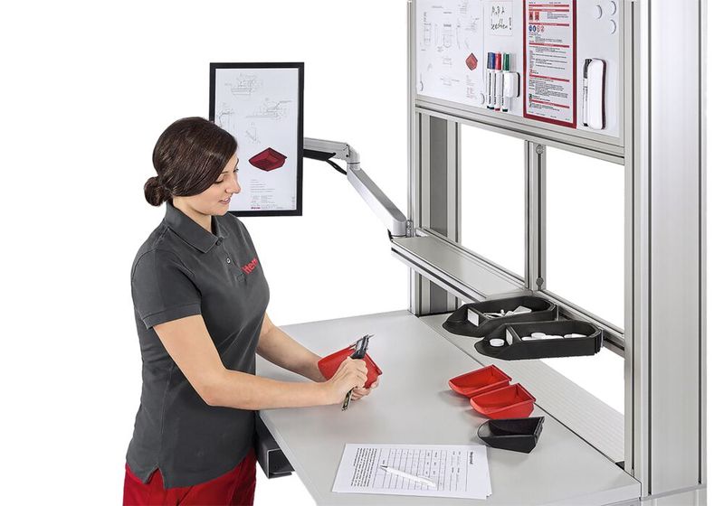 Schwenkbare Monitorarme ermöglichen eine individuelle Positionierung von Bildschirmen. Dadurch werden Zwangshaltungen vermieden. (Bild: Item)