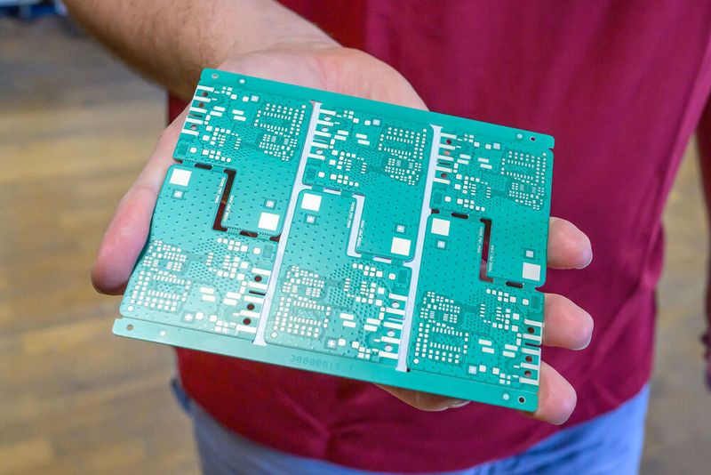 A Flexxalumina printed circuit board with aluminum conductor tracks. (Image:Wolfgang Simlinger)
