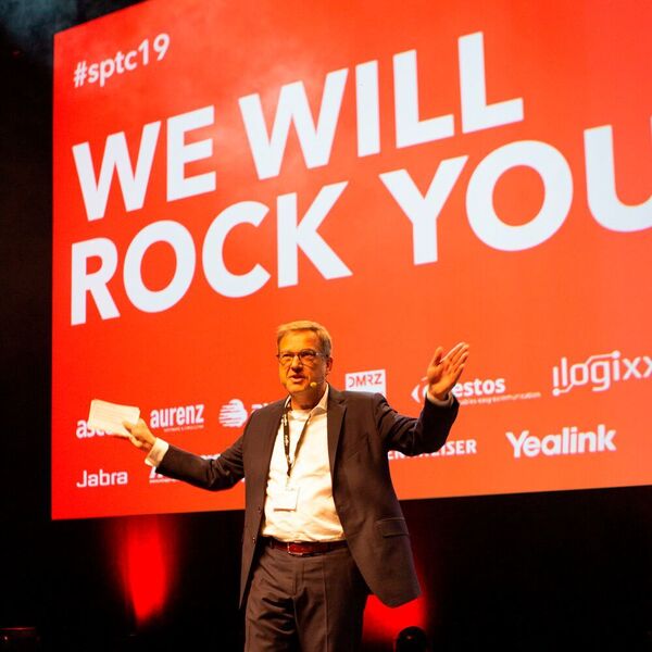 Marco Crueger, VP Sales von Swyx, begrüßte die Teilnehmer zu einem abwechslungsreichen Tag unter dem Motto „we will rock you“.  (Swyx)