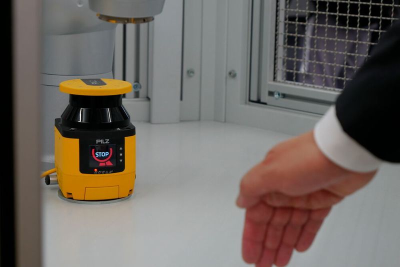 Pilz hat auf der Messe seine Sicherheitssysteme für die Automatisierung gezeigt. In diesem Käfig arbeitet ein Roboter. Überwacht wird der Käfig von einem Laser-Sicherheitssystem. Streckt jemand seine Hand in den Käfig, erkennt der Laserscanner diese sofort und stoppt den Roboter automatisch.  (Bild: Sandro Kipar)