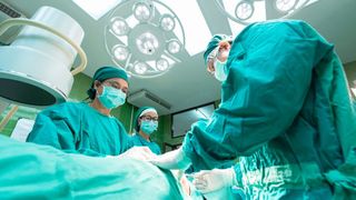 Ein komplizierter, neurochirurgischer Eingriff ist für einen Patienten nicht ungefährlich. Dank eines kontaktlosen, bildgebenden Verfahrens sollen sich Langzeitschäden vermeiden lassen. (gemeinfrei)