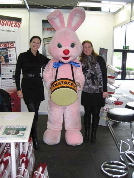 Sandra Schüller und Hannah Lamotte, IT-BUSINESS, sind auch begeistert vom Duracell-Hasen. (Archiv: Vogel Business Media)