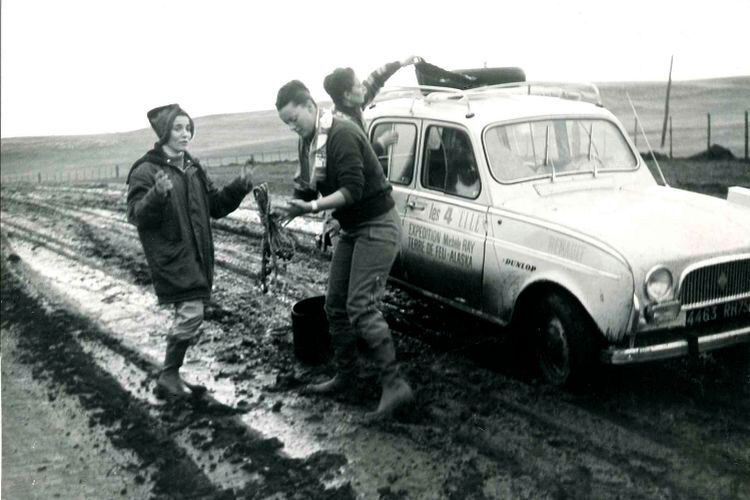 Regelmäßig haben die vier Frauen nicht nur mit Matsch zu kämpfen, sondern auch überdimensionale Löcher und Furchen in den Straßen führen regelmäßig dazu, dass die beiden R4  stecken bleiben. (Bild: Renault)