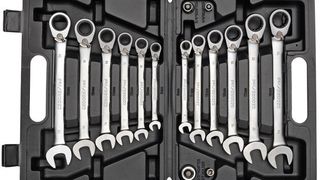 Der 16-teilige Schlüsselsatz kostet rund 118 Euro und beinhaltet zwölf Schlüssel und vier Adapter. (Bild: Gedore)