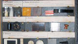 Beispiele für Kunststofftypen aus Deutschland. Diese Tafel mit Bauteilbeispielen war wohl für schulische Zwecke gedacht. Die Polymere heißen Vulkanfiber, Trolit, Plexigum, Trolon-Edelkunstharz, Trolitan, Trolitax, Hartholz-Lignosol, Pollopas, Trolitul, Mipolam und Galalith. (Bild: KMV)