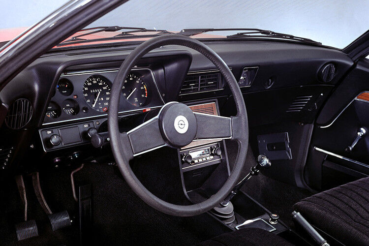 Wirft man einen Blick in eine alte Commodore-Preisliste, findet sich der Punkt „Servolenkung“ unter der Serienausstattung, was in den Siebzigern gemeinhin keineswegs normal war. Während der Fahrt geht alles recht fluffig – das luxuriöse Gefährt bleibt aber ein Cruiser. (Foto: Opel)