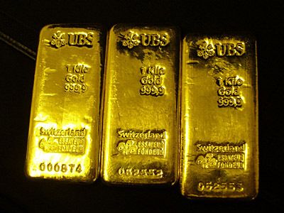 Die drei Goldbarren schienen durch schwarze Socken als Versteck durch. Ihr Wert von 105.000 Euro zum Tatzeitpunkt überstiegen die angemeldeten 3300 Euro Bargeld des Besitzers deutlich. (Archiv: Vogel Business Media)