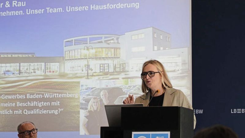 Bettina Schmauder vom Autohaus Schmauder & Rau berichtete darüber, wie sie Mitarbeiternde auf die bevorstehnende Transformation vorbereiten. (Bild: Kfz-Gewerbe Baden-Württemberg)