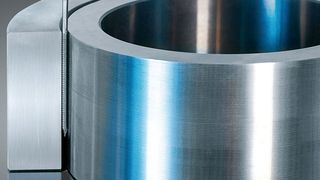 Enge Sache: Eingezwickt zwischen hochfesten Spe- zialstählen bekommt der Nagel sein Gewinde. (Bild: Ceratizit)