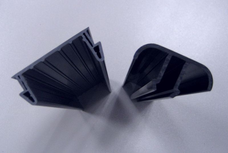 Abdeckprofil mit integrierter Weichdichtung. Diese Hart-weich-Kombination wird im Co-Extrusionsverfahren hergestellt. Bild: SLS Kunststoffverarbeitung (Archiv: Vogel Business Media)