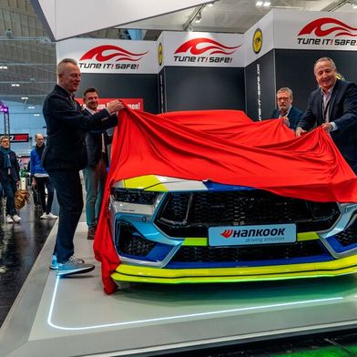 Enthüllung auf der Essen Motorshow: (v.l.n.r.:) Roland Hehner, Direktor Vertrieb Deutschland Mitte und Leiter Produkt & Tuning bei Hankook Reifen Deutschland, Dirk Kreidenweiß, Geschäftsführer VDAT, Christian Theis, Ministerialdirigent im Bundesministerium für Verkehr, und Oliver P. Kuhrt, Geschäftsführer Messe Essen.

 (Bild: Hankook)
