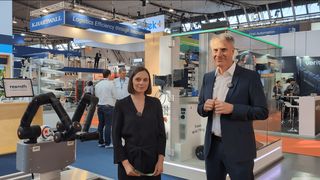 Melanie Ehrhardt (leitende Online-Redakteurin) und Mark Grötzinger (Head of Business Development Warehouse Automation & Intralogistics bei Bosch Rexroth) während des Kurzinterviews auf der LogiMat 2026.  (Bild: DM Magazin)