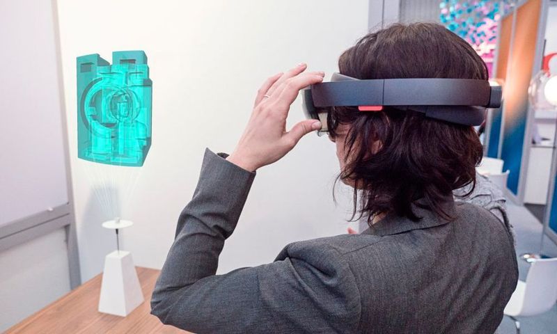 Mithilfe einer AR-Brille kann ein nur wenige Millimeter großes Bauteil vergrößert betrachtet werden. (Centigrade GmbH)