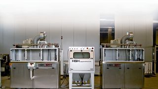 Automatische Prozesslinie zur kontinuierlichen dreistufigen Oberflächenbearbeitung von Stanzteilen.  Bild: HGH (Archiv: Vogel Business Media)