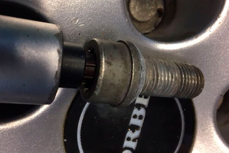 Der Extraktor verkeilt sich in der Bohrung. Die Prellschläge beim Eintreiben des Extraktors begünstigen, dass  sich die Verschraubung löst. (Busching)