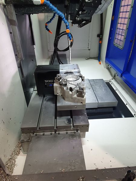 Die Rückseitenbearbeitung übernimmt das Brother-BAZ Speedio S 700 X1, das mit einem CNC-Drehtisch EA-510 von pL Lehmann ausgerüstet ist.  (EGS)