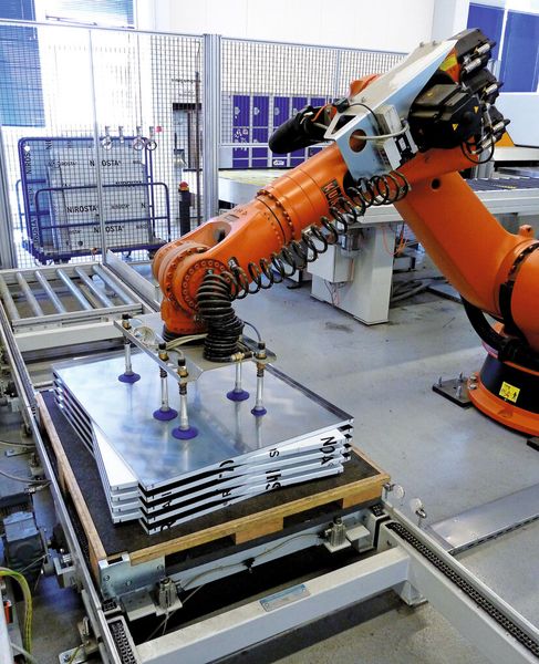 ... Anschließend stapelt der Roboter die Platinen auf einer Palette. Das geschieht wechselweise, sodass einmal die Kantung nach oben und einmal die Kantung nach unten liegt. ... (Bild: Kuhn)