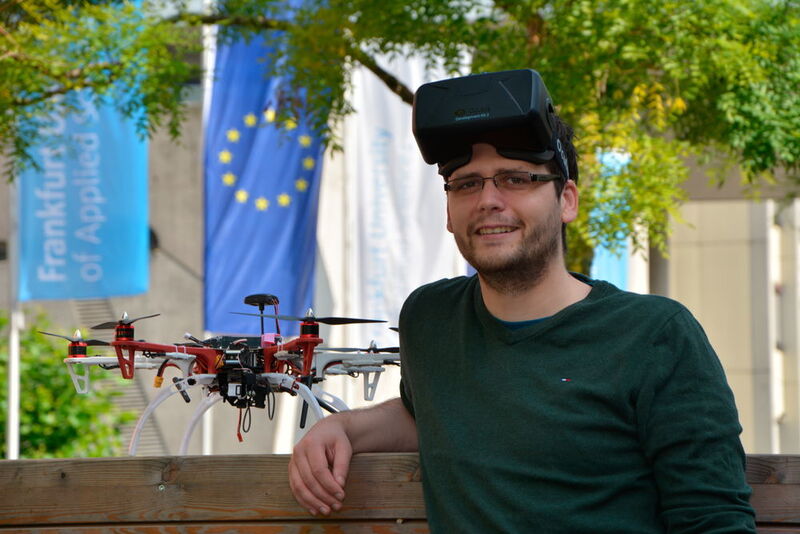 Durch die Verbindung des Headsets mit der Steuerung der Drohne erreichte Scherer, dass jede Kopfbewegung auch eine Bewegung der Drohne erzeugt. (Frankfurt University of Applied Sciences/Oliver Gubba)